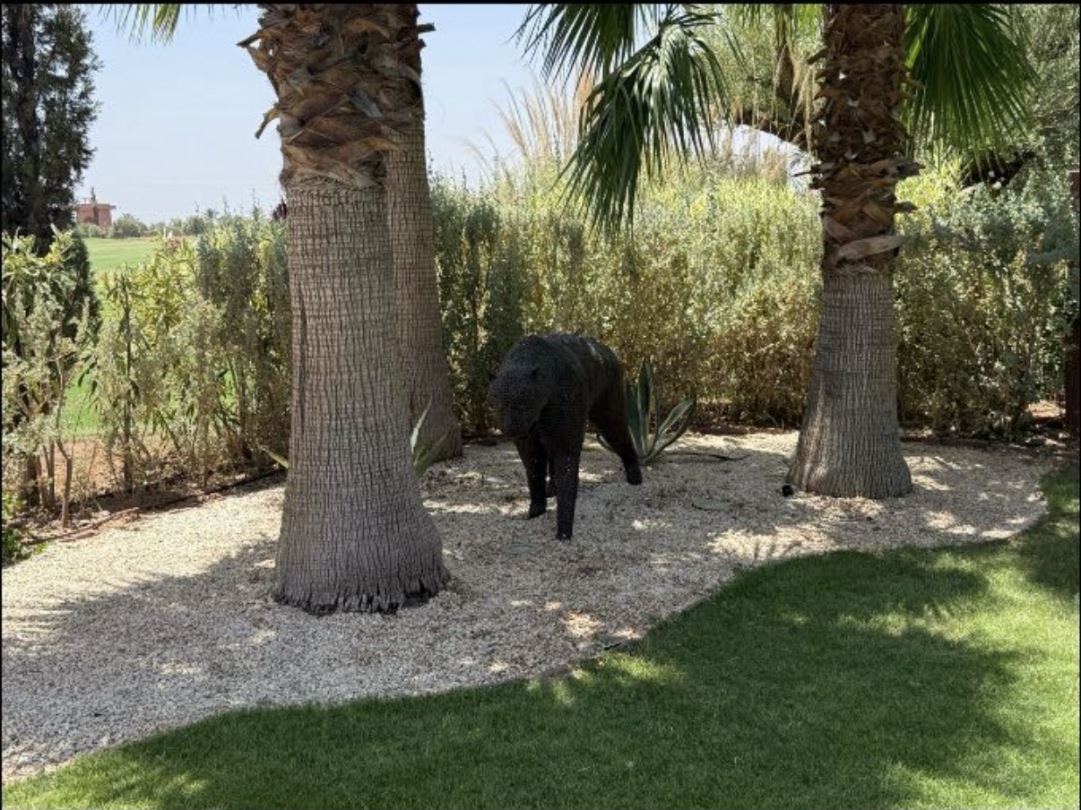 Sculpture sanglier dans le jardin